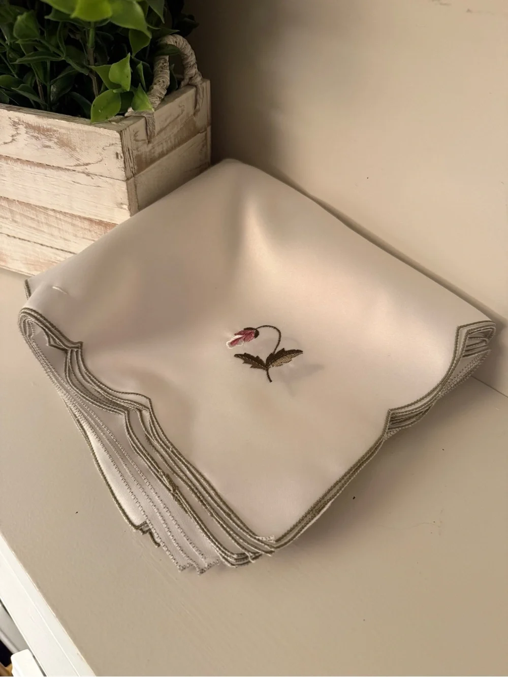 Vintage Set of 8 White Embroidered Floral Cloth Napkins Scalloped Edge NEW